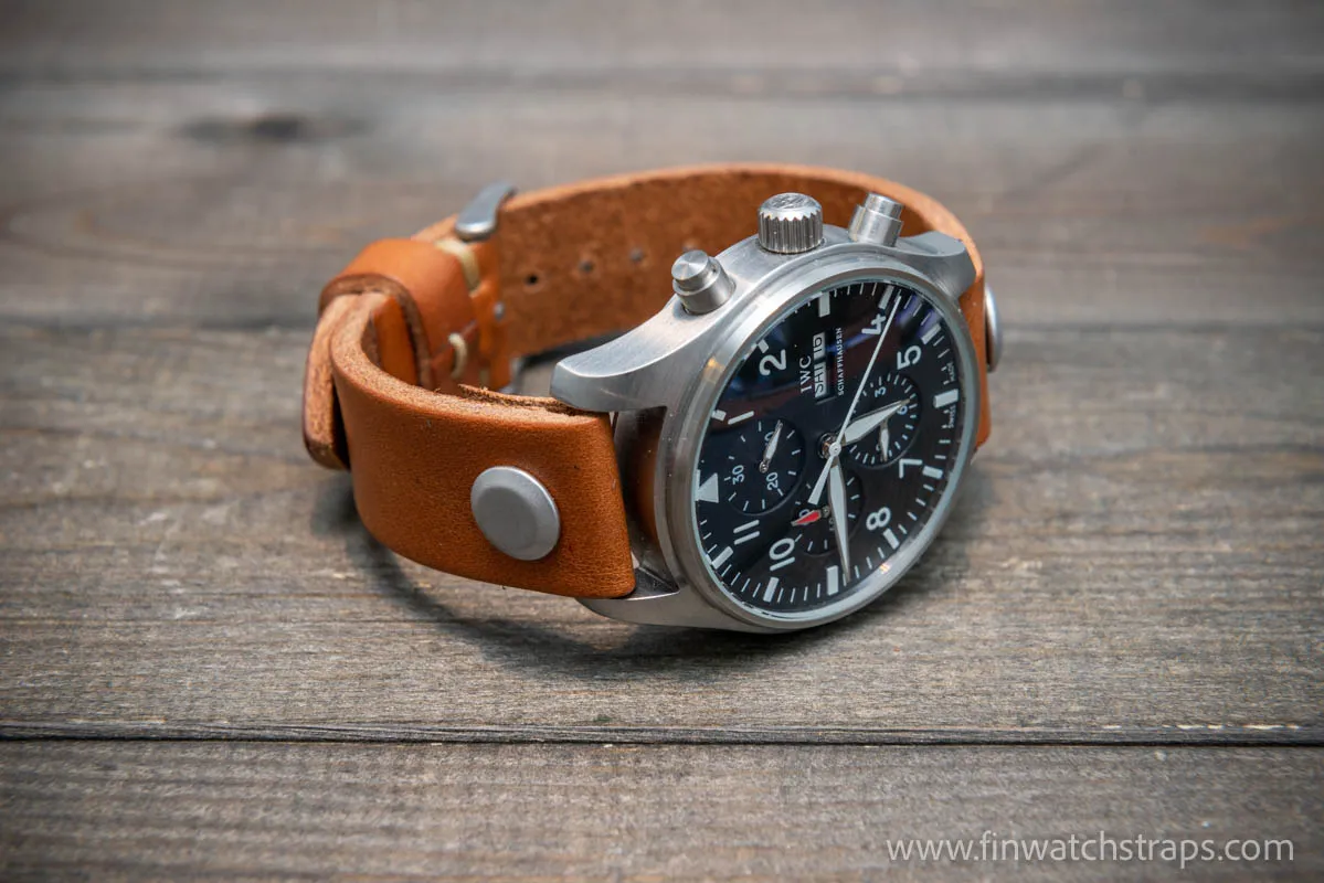 Open-ended leather watch strap with Chicago screws. Handmade in Finland.